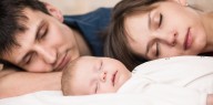 La Sociedad de Pediatría alerta por la muerte súbita de bebés asociada al colecho y da una cifra que preocupa