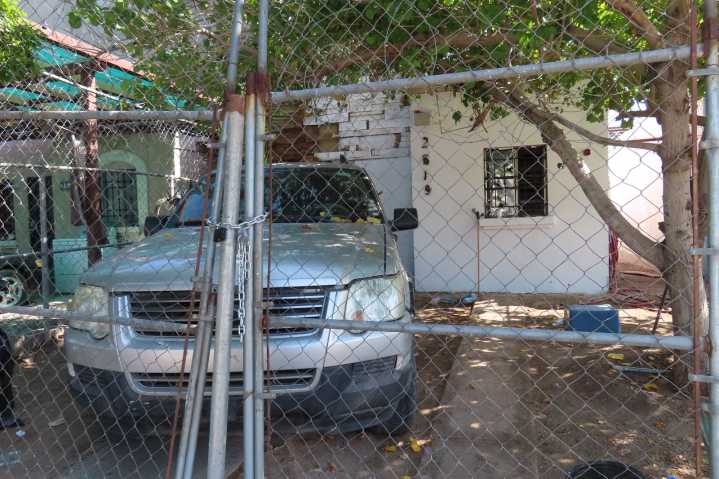 Tras seis días despojada de su casa, siguen en espera de orden de cateo.