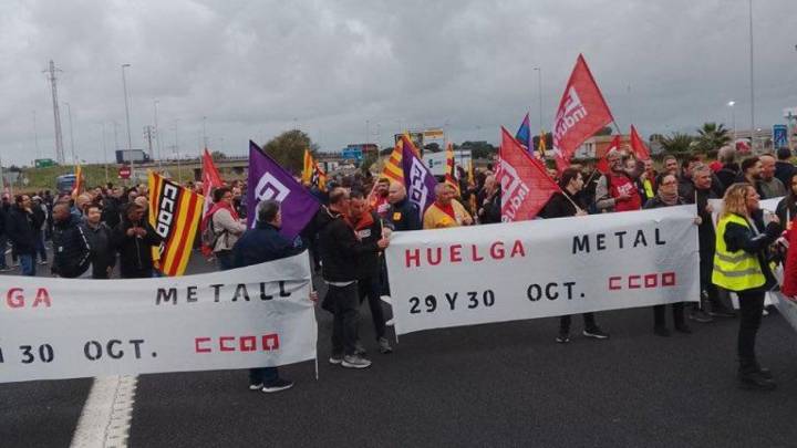 La huelga del metal irrumpe en Barcelona con cortes en las carreteras a primera hora