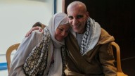 Palestinos liberados de cárceles israelíes se reencuentran con sus familias