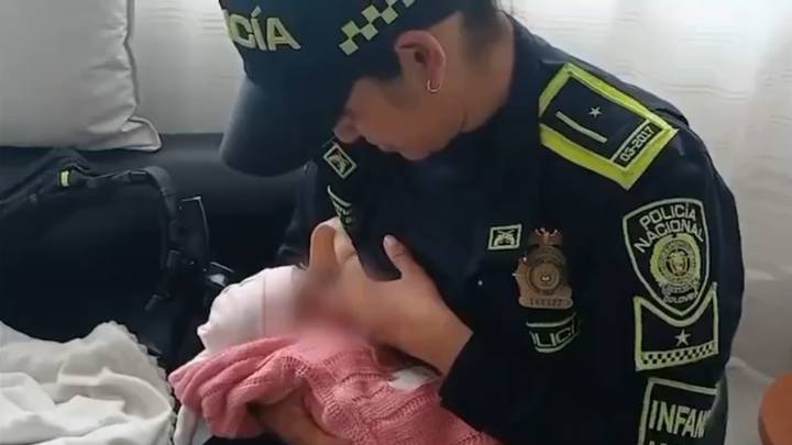 Bebé recién nacida fue rescatada en la Terminal del Salitre; una patrullera la amamantó de urgencia
