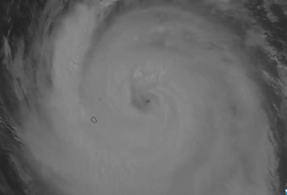 Así luce el huracán Priscilla desde el espacio: captan formación de su ojo central