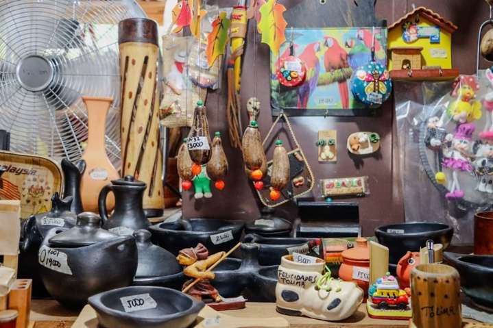 ¡A muy buen precio! Adquiera todo tipo de artesanías en la Plaza de La 21