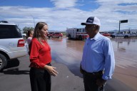 Supervisa Edith Escárcega zonas inundadas por creciente de río Casas Grandes