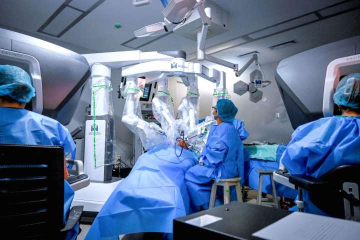 Gobierno persiste en compra de robot quirúrgico con poca evidencia