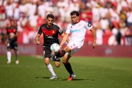 Con Alexis Sánchez en el banco: el Sevilla de los chilenos cayó en su propia casa ante el colista de La Liga