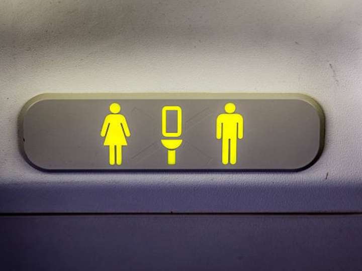 Cuál es el mejor momento para usar el baño en un avión, según los expertos