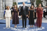 Premios Princesa de Asturias 2025: la Reina Letizia, espectacular con transparencias, y la princesa Leonor, con un vestido de 50 euros, modernizan la alfombra roja