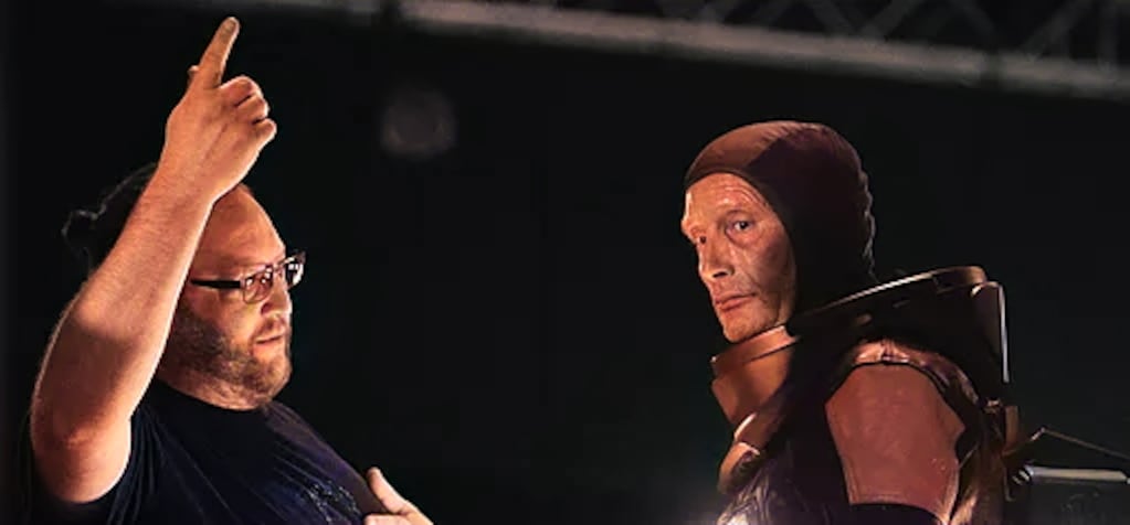 Quién es el argentino que dirigió una película de ciencia ficción con Mads Mikkelsen en España