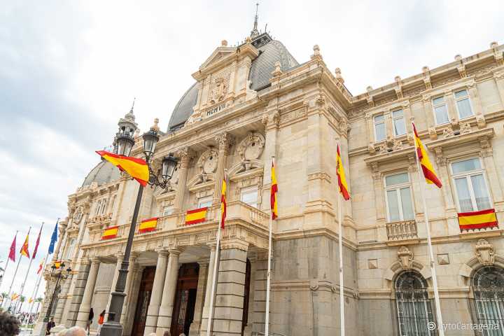 Cartagena se engalana con los colores de la bandera de España para celebrar la Fiesta Nacional