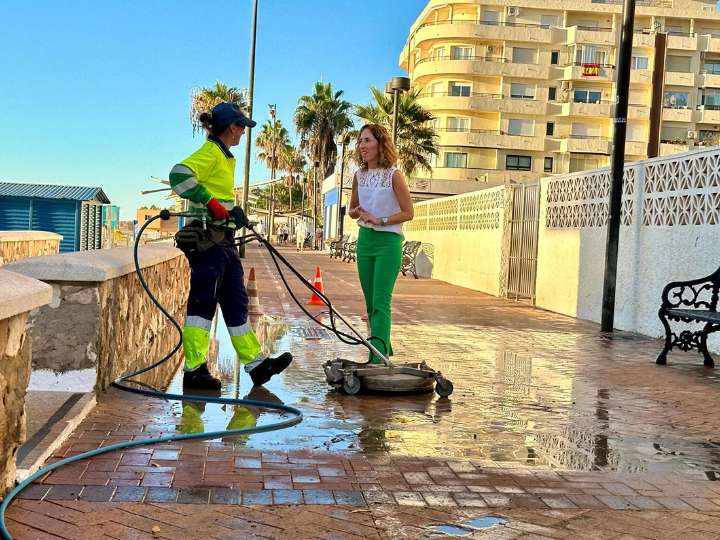 Fuengirola reanuda el Plan adicional de Limpieza de manchas persistentes en la vía pública