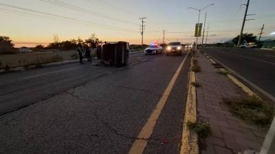 Choque y volcadura deja a papá e hijo con golpes leves en Culiacán