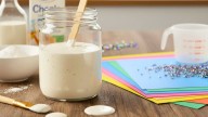 Cómo hacer plasticola casera con 4 ingredientes: el truco fácil que te saca del apuro