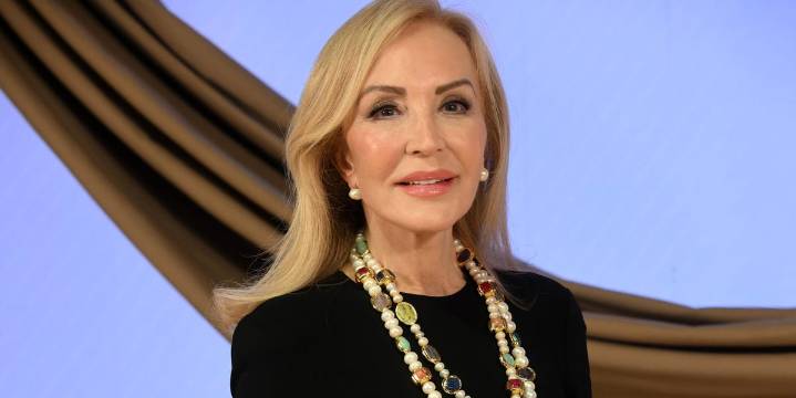 Jersey de punto y falda de satén: Carmen Lomana demuestra la combinación más acogedora y elegante del otoño