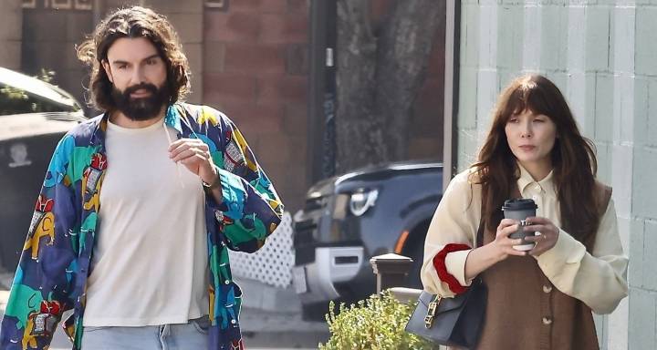 Elizabeth Olsen Steps Out for Lunch with Husband Robbie Arnett in L.A. | Elizabeth Olsen, Robbie Arnett 