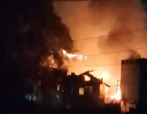 Massive Fire engulfs several houses in Habba Kadal, Srinagar 