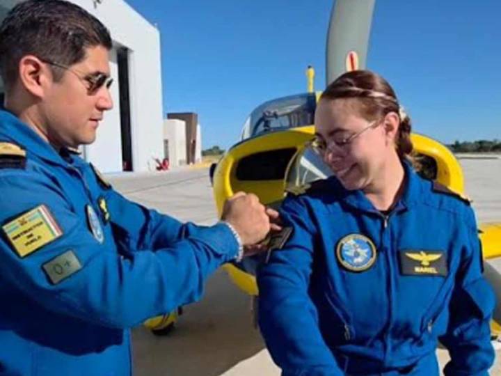 Por primera vez en su historia, la Semar tiene a una mujer instructora de vuelo
