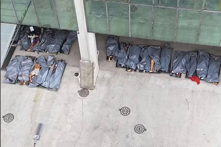 Entre la morgue y la playa: las dos caras de Río tras el shock de la masacre en las favelas