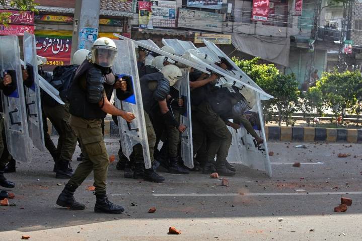 Violence erupts in eastern Pakistan as Islamists try to march on capital for pro