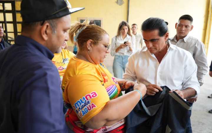 Talleres comunales producen uniformes escolares con sello venezolano