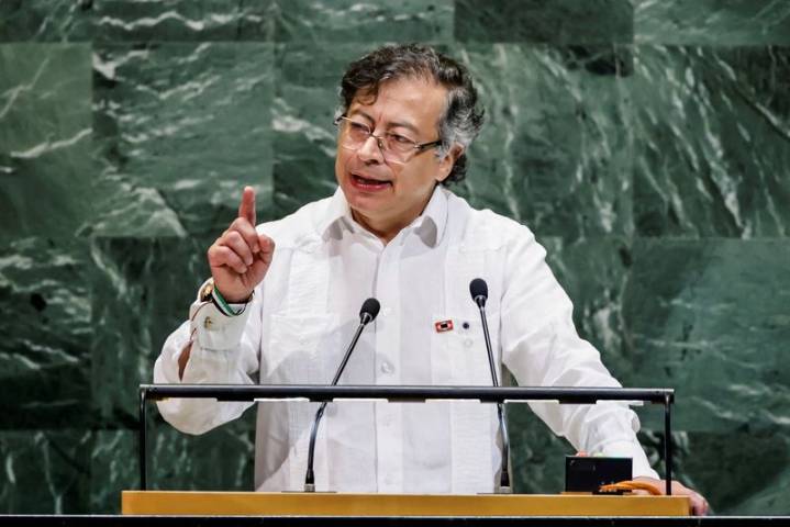 Trump calls Colombian president 'a drug leader', vows end to payments