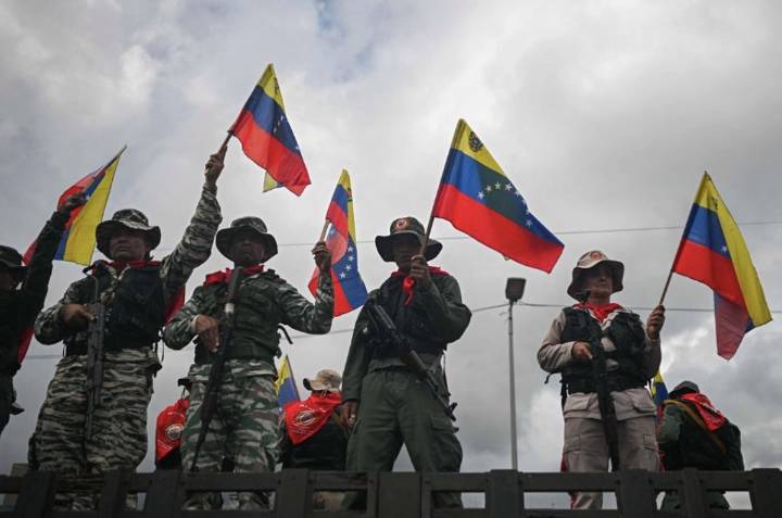 Inicia Maduro despliegue militar en Venezuela para "defender la soberanía"