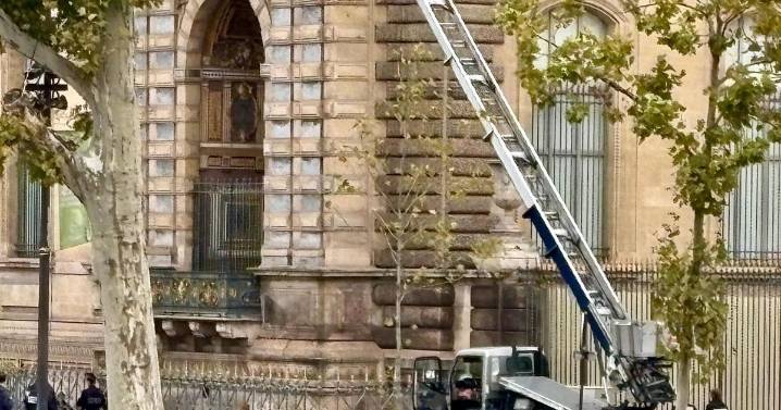 Thieves steal crown jewels in 4 minutes from Louvre Museum