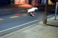 MuɆⱤe futbolista tras chocar en su moto con una vaca
