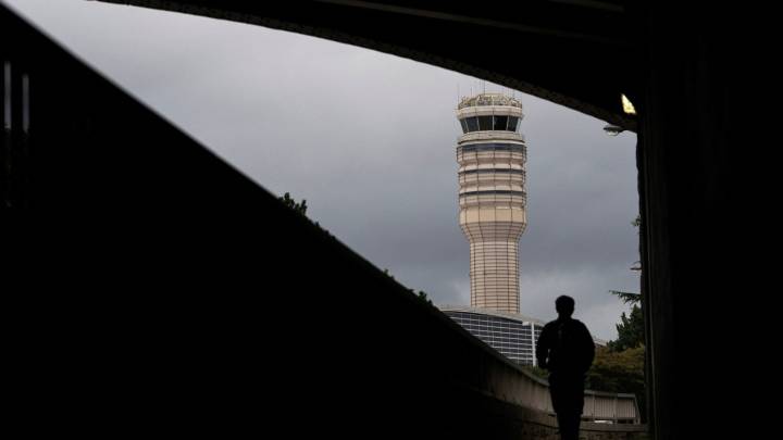 Government shutdown: Air traffic controllers miss first paychecks