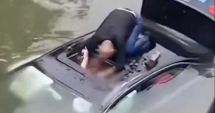 ¡Cayó con todo y carro! Exsoldado salva a hombre atrapado en río en China