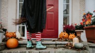 For Simple, Spooky Cute Halloween Decor Grab A Dollar Tree Pizza Pan And DIY
