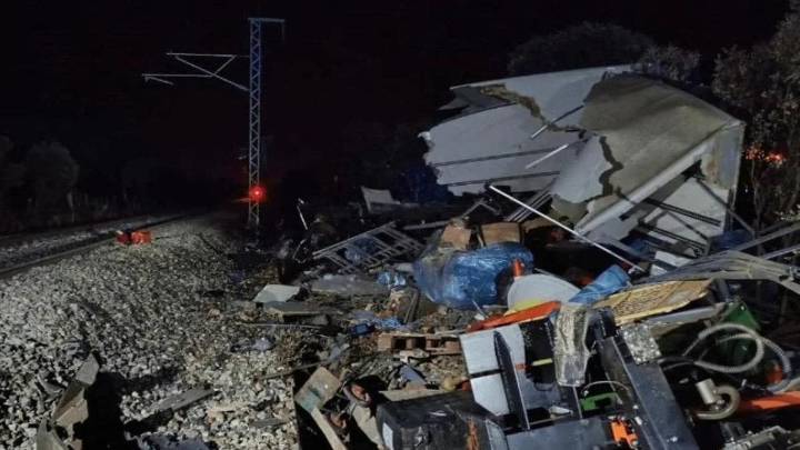 Muere un camionero tras volcar sobre una vía férrea en Salamanca y ser arrollado por un tren de mercancías