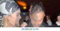 Chechu Bonelli estaría iniciando un apasionado romance con un famoso conductor: las imágenes en un boliche porteño