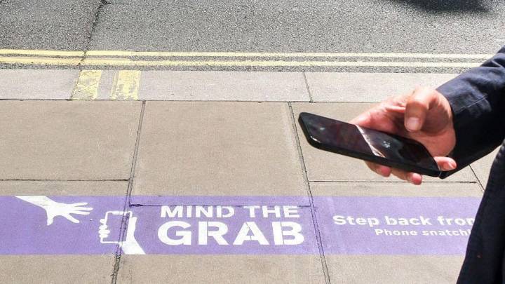 Cómo un iPhone condujo a la policía hasta una banda sospechosa de enviar a China 40.000 teléfonos robados en Reino Unido