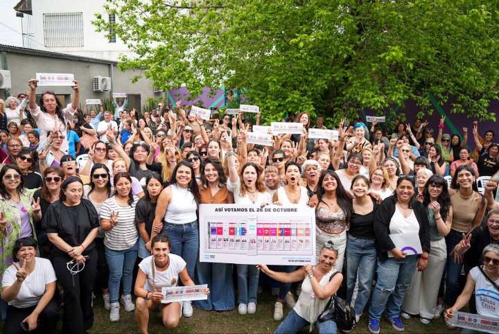 Mayra Mendoza, la diputada Jimena López y militantes en el Centro Territorial de Políticas de Génerosa