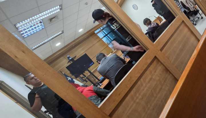 Hijastra y padrastro detenidos por protagonizar riña en pleno centro
