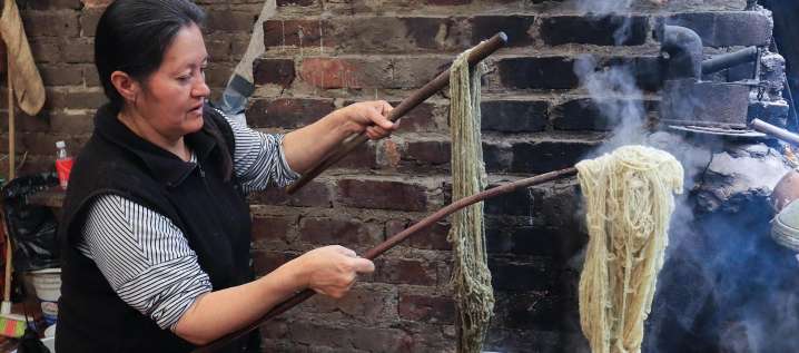 El arte de teñir lanas con hojas de coca para dar colorido a los textiles