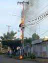 Reportan incendio en cables del tendido eléctrico en Villa Asia