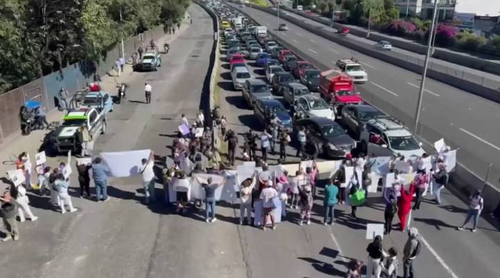 MANIFESTACIÓN POR JÓVENES DESAPARECIDAS EN EL BOULEVARD MANUEL ÁVILA; NAUCALPAN