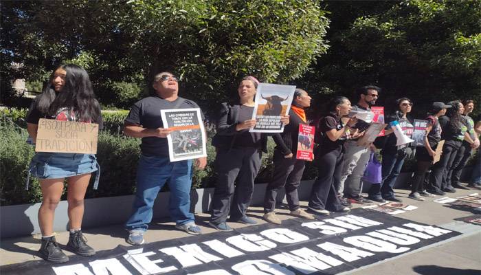 Activistas se manifiestan en contra de las corridas de toros en Edomex