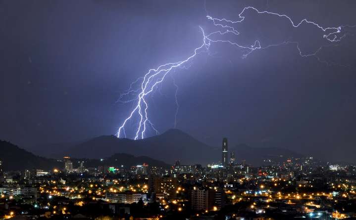Tormentas eléctricas en Santiago: Meteorología emite aviso por fenómeno que golpeará tres regiones del país, entre ellas la RM