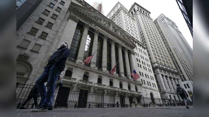 Amazon carries Wall Street to the finish of another winning week and month