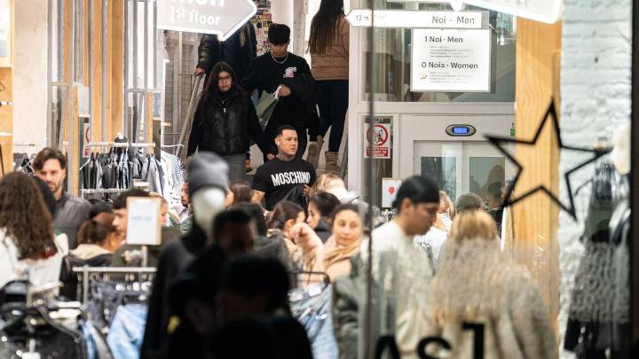 Un tercio de los españoles van a gastar menos esta Navidad, que se prevé más hogareña