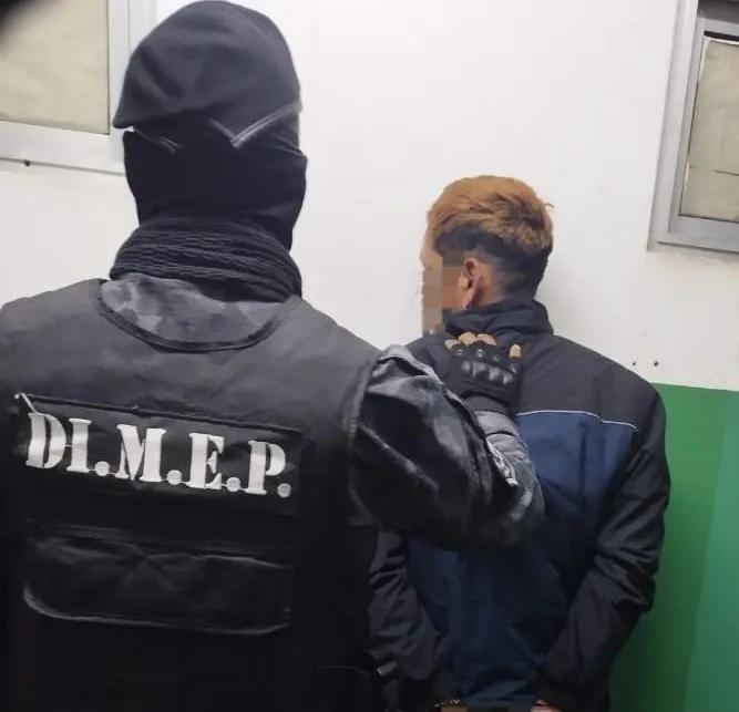 Prófugo en código rojo por robo en banda fue detenido en un local comercial