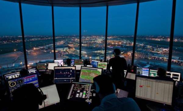 Por escasez de controladores aéreos, los principales aeropuertos estadounidenses sufren paros y cancelaciones