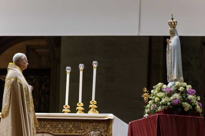 Thousands of pilgrims join Pope Leo XIV in St. Peter’s Square to pray the rosary for peace