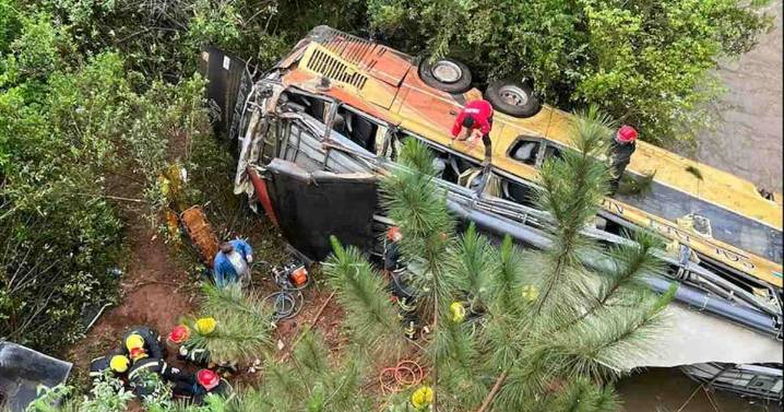 Tragedia en Misiones: un colectivo chocó con un auto y cayó a un arroyo: hay 9 muertos y 29 heridos