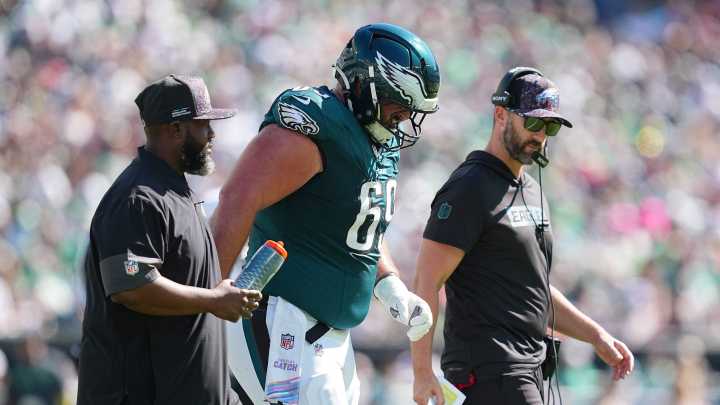 Eagles star O-lineman, tight end leave game vs Broncos with injuries