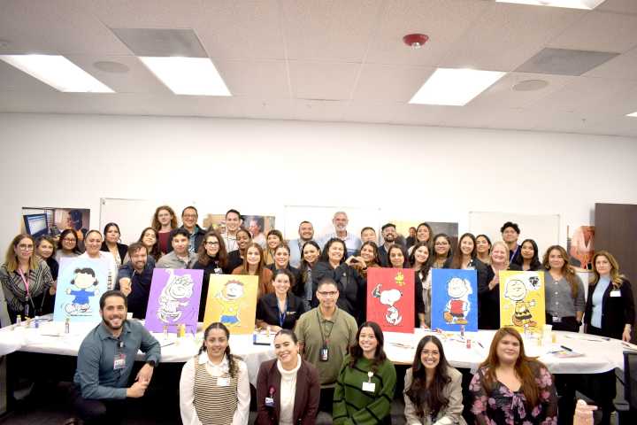 Celebran 75 aniversario de Peanuts con mural en San Ysidro Health