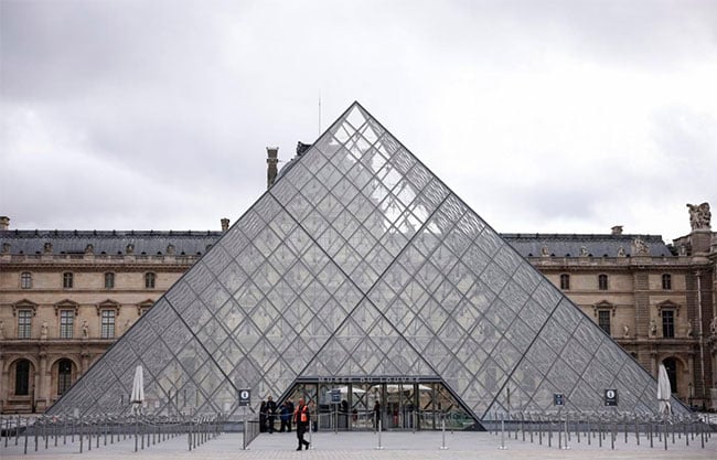 Detienen a dos sospechosos por robo de joyas en el Museo del Louvre